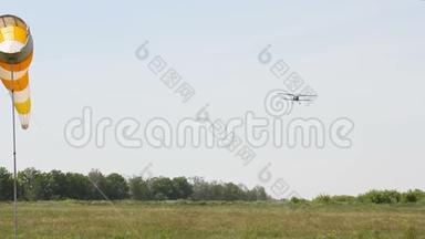 轻型单引擎飞机降落在野战机场。 飞机坐在绿草上